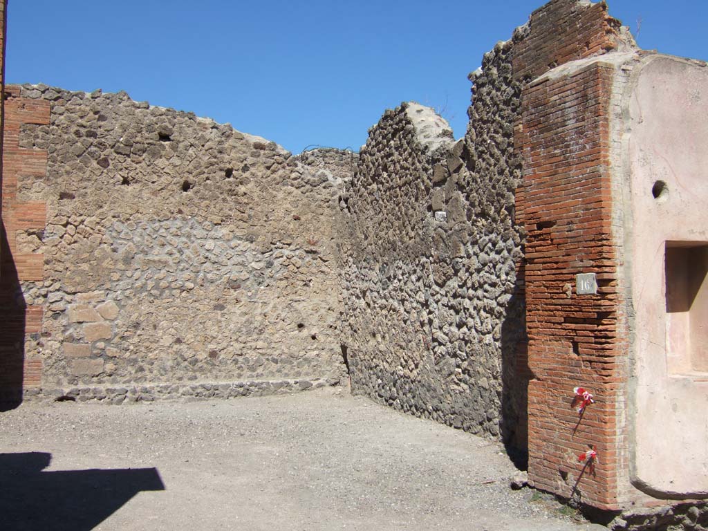VII.4.16 Pompeii. September 2005. Entrance, looking north towards north-east corner.