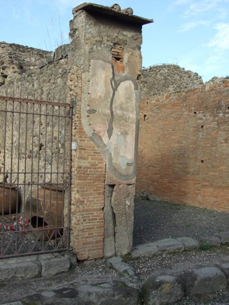 VII.4.22 Pompeii. December 2007. Site of a fresco of Venus and Mercury, described by Fiorelli and now lost. 
Fiorelli describes it as being in VII.4.23, and says “Sul pilastro che divide questa dalla susseguente taberna......”. 
This translates as “On the pilaster that divides this from the following shop….” This would mean VII.4.23 and VII.4.24. 
However, the pilaster above fits the description of the painting, the shape of the remaining plaster and including the painted white line across it.
See Pappalardo, U., 2001. La Descrizione di Pompei per Giuseppe Fiorelli (1875). Napoli: Massa Editore. (p.90).