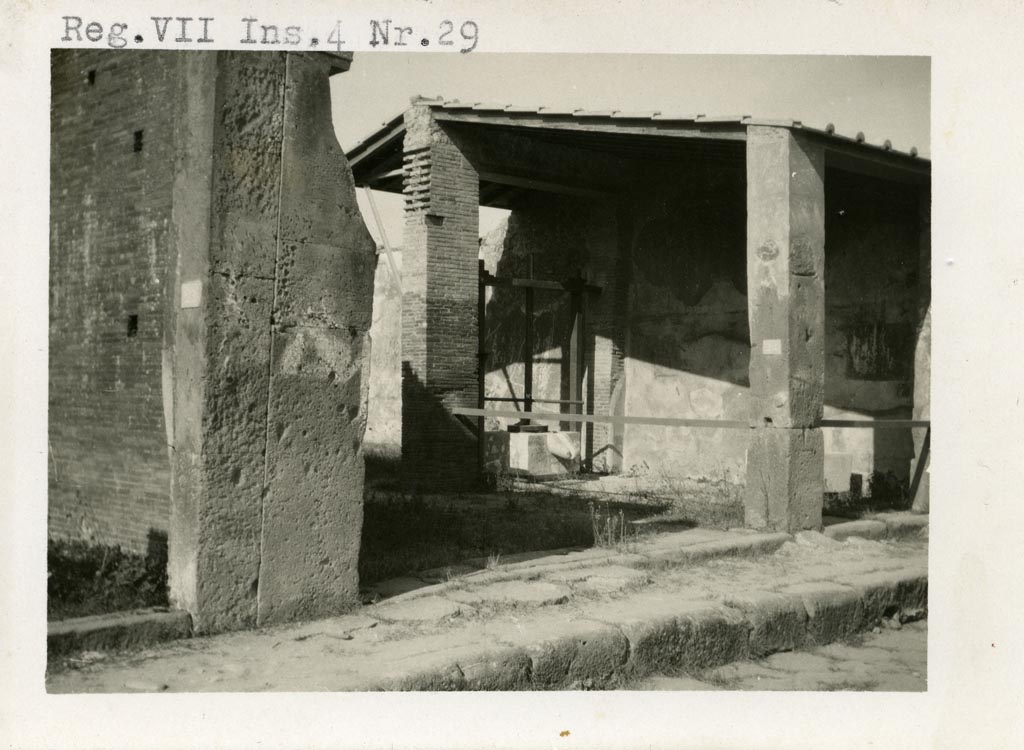VII.4.24 Pompeii but shown as VII.4.29 on photo. Pre-1937-39. Looking north-east towards entrance, with VII.4.25 on right.
Photo courtesy of American Academy in Rome, Photographic Archive. Warsher collection no. 970.