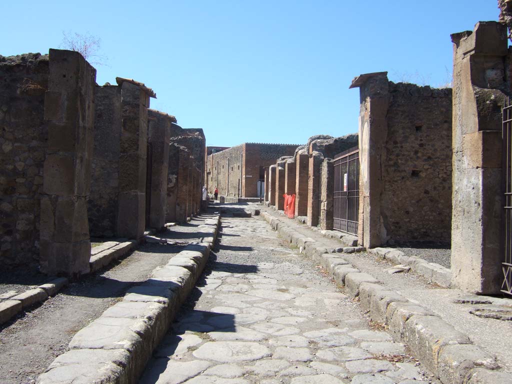 VII.9 Pompeii, on left. September 2005.                Via degli Augustali looking west.                                  VII.4.24, on right.