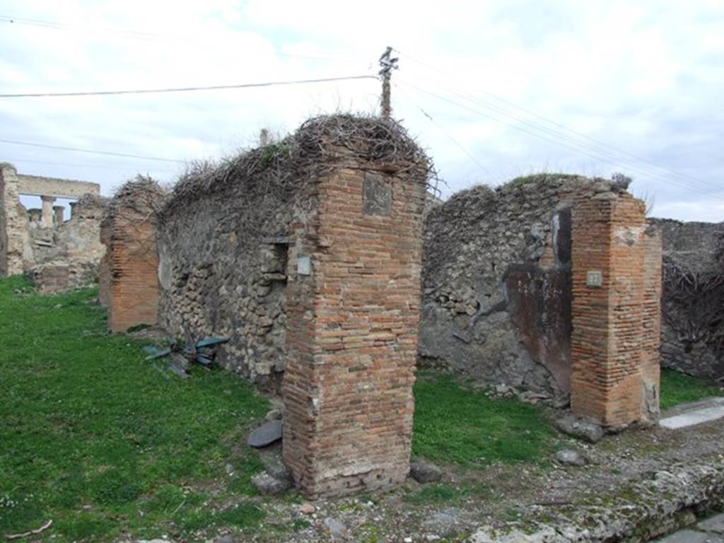 VII.4.27 Pompeii, centre right. December 2007. Entrance, centre, with plaque on pilaster on its west side.