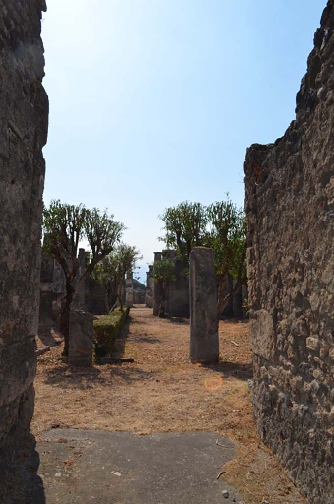 VII.4.31/51 Pompeii. September 2019. 
Looking south across north peristyle from entrance corridor at VII.4.51. 
Foto Annette Haug, ERC Grant 681269 DÉCOR.