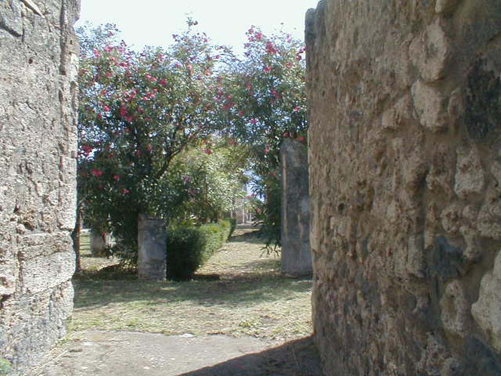 VII.4.31/51 Pompeii. September 2004. Fauces 49.
Looking south across the north peristyle, towards the main entrance at VII.4.31.