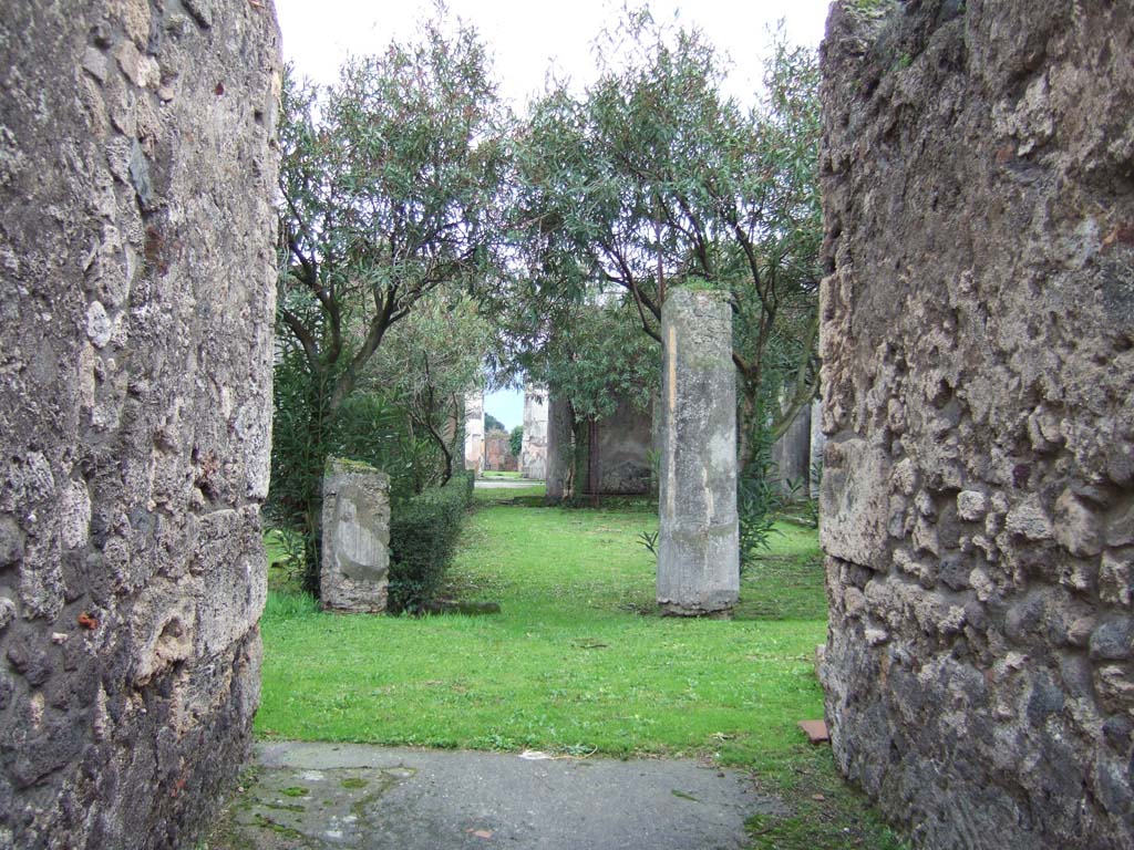 VII.4.31/51 Pompeii. December 2005. Fauces 49. 
Looking south across the north peristyle, towards the main entrance at VII.4.31.