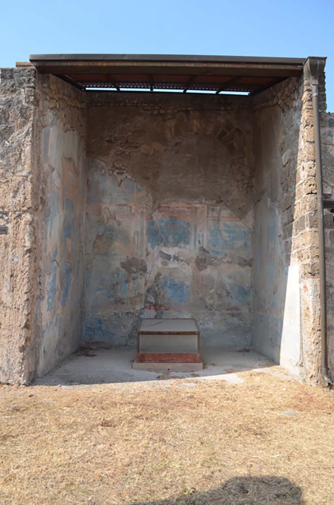 VII.4.31/51 Pompeii. September 2019. 
Looking west from middle peristyle towards doorway to Room 18, exedra.
Foto Annette Haug, ERC Grant 681269 DÉCOR.