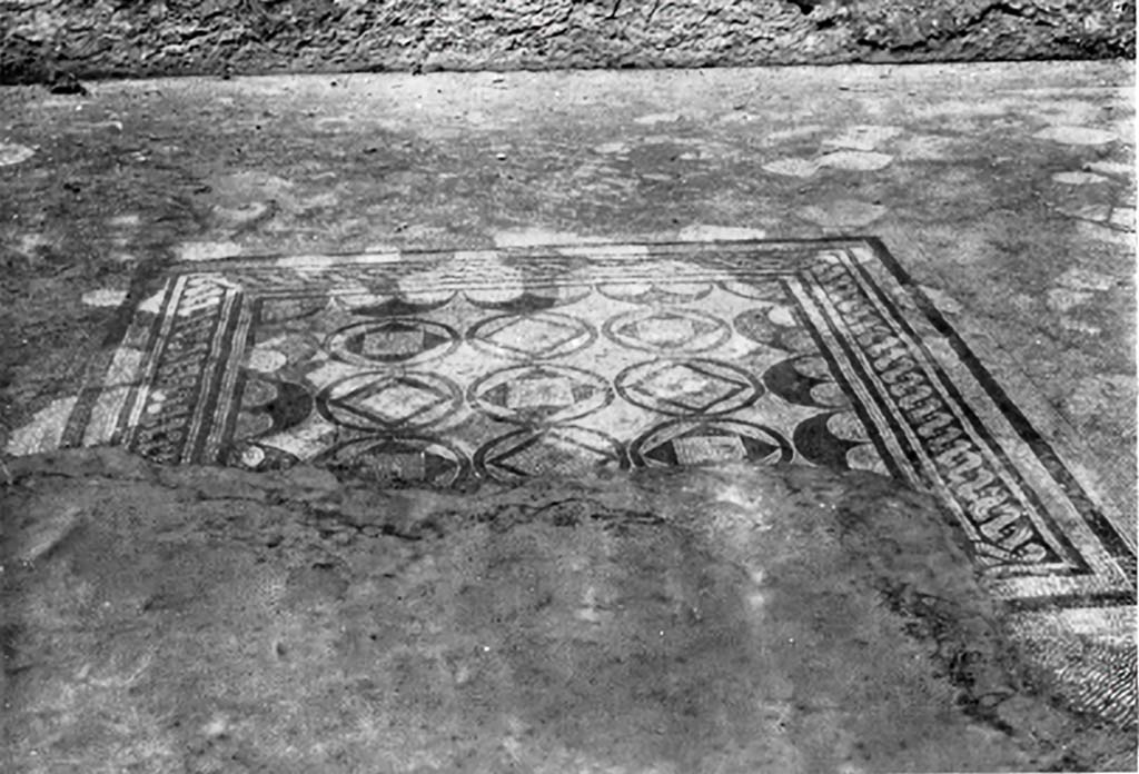 VII.4.31/51 Pompeii. c.1930. Room 20, central emblema of flooring of oecus showing a simple but effective pattern of circles and peltae.
See Blake, M., (1930). The pavements of the Roman Buildings of the Republic and Early Empire. Rome, MAAR, 8, (p. 108, 118 & Pl.39, tav.1).