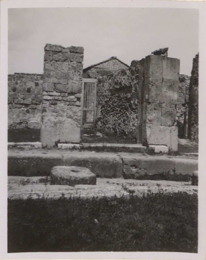 VII.4.31 Pompeii. Pre-1943. Looking north towards entrance in Via degli Augustali.
See Warscher, T. 1942. Catalogo illustrato degli affreschi del Museo Nazionale di Napoli. Sala LXXXII. Vol.4. Rome, Swedish Institute.
