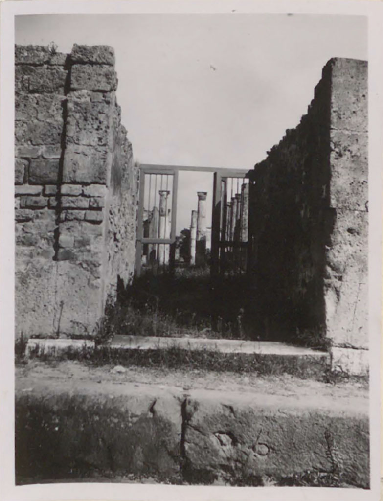 VII.4.31 Pompeii. Pre-1943. Looking north through entrance doorway.
See Warscher, T. 1942. Catalogo illustrato degli affreschi del Museo Nazionale di Napoli. Sala LXXXII. Vol.4. Rome, Swedish Institute.