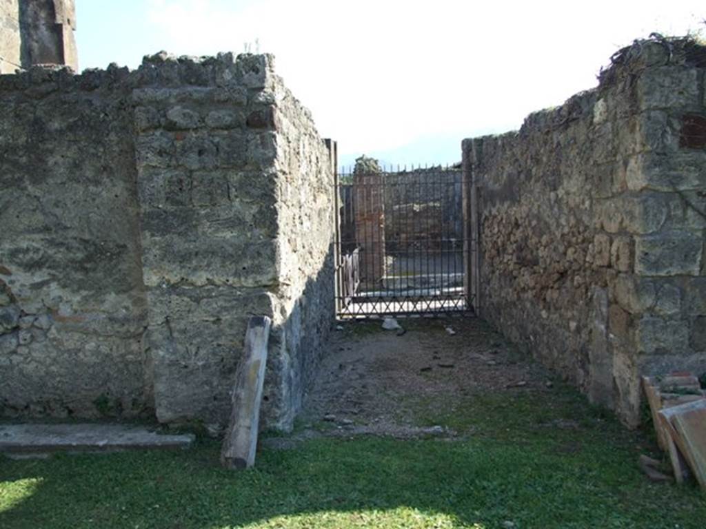 VII.4.31 Pompeii. March 2009.  Looking south along room 1, the entrance fauces, to main entrance at VII.4.31 on Via degli Augustali.
.