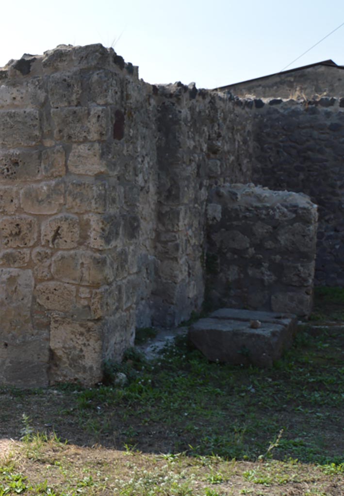 VII.4.31/51 Pompeii. October 2017. Room 2, south side of atrium. 
In the far south-west corner is the money chest base.
Foto Taylor Lauritsen, ERC Grant 681269 DÉCOR.