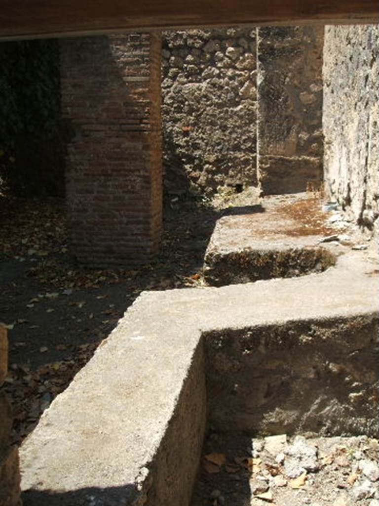VII.4.39 Pompeii. May 2005. Water basin, tank or vat in workshop. Looking west.