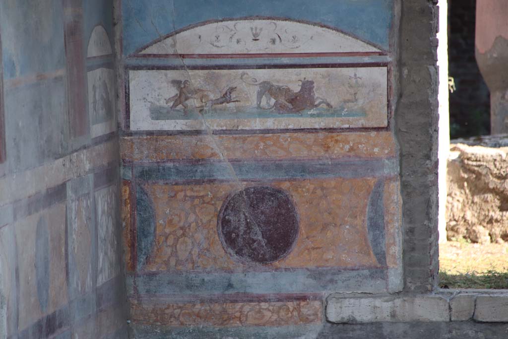 VII.4.48 Pompeii. September 2021. 
Room 11, detail from zoccolo/dado of south wall in south-east corner of tablinum. Photo courtesy of Klaus Heese.