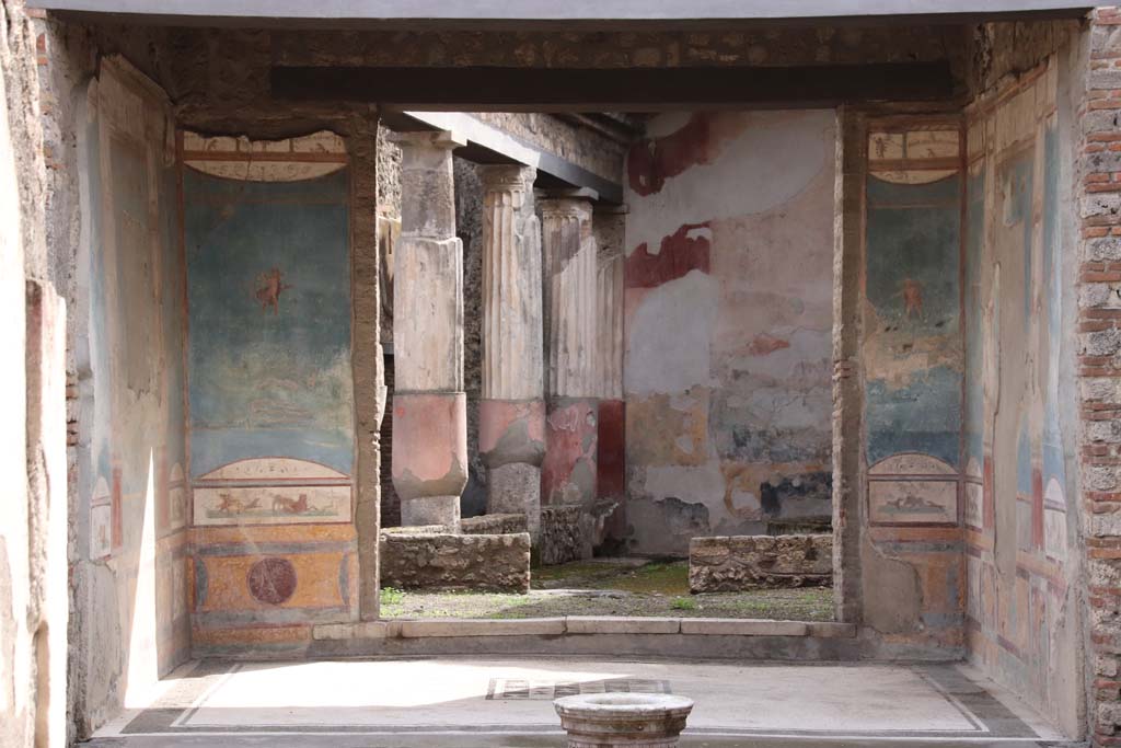 VII.4.48 Pompeii. October 2020. Room 11, looking towards south wall and through to peristyle. Photo courtesy of Klaus Heese.