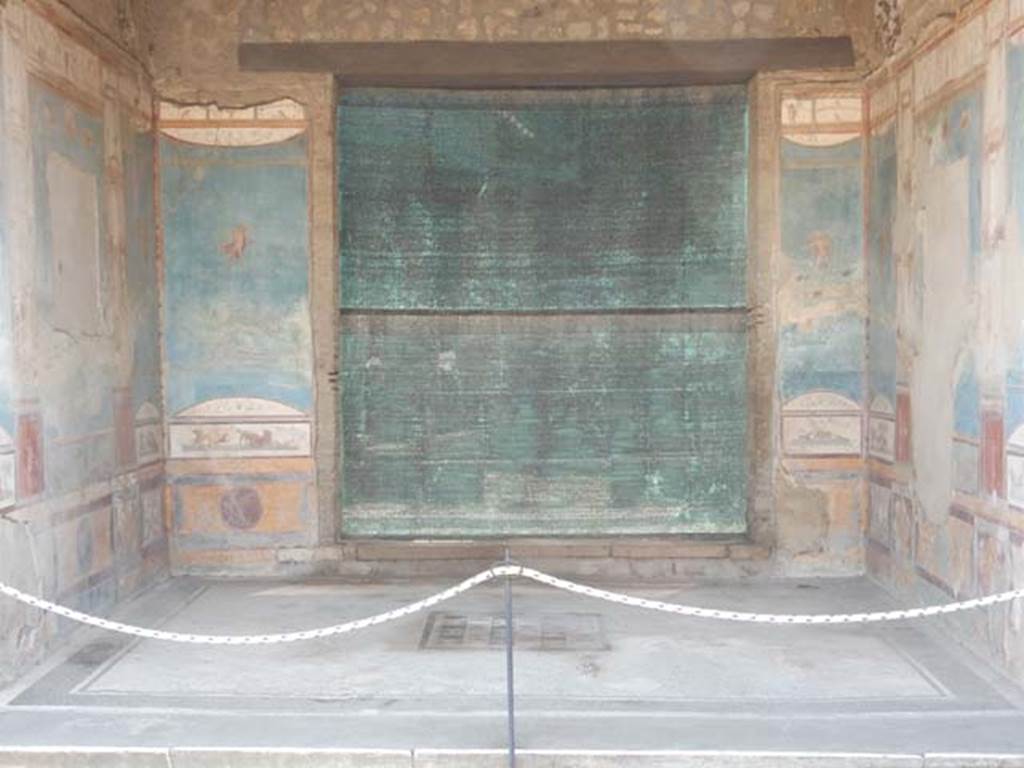 VII.4.48 Pompeii. May 2015. Room 11, looking towards south wall.
Photo courtesy of Buzz Ferebee.