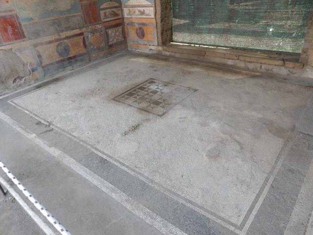 VII.4.48 Pompeii. May 2015. Room 11, mosaic floor in tablinum.
Photo courtesy of Buzz Ferebee.