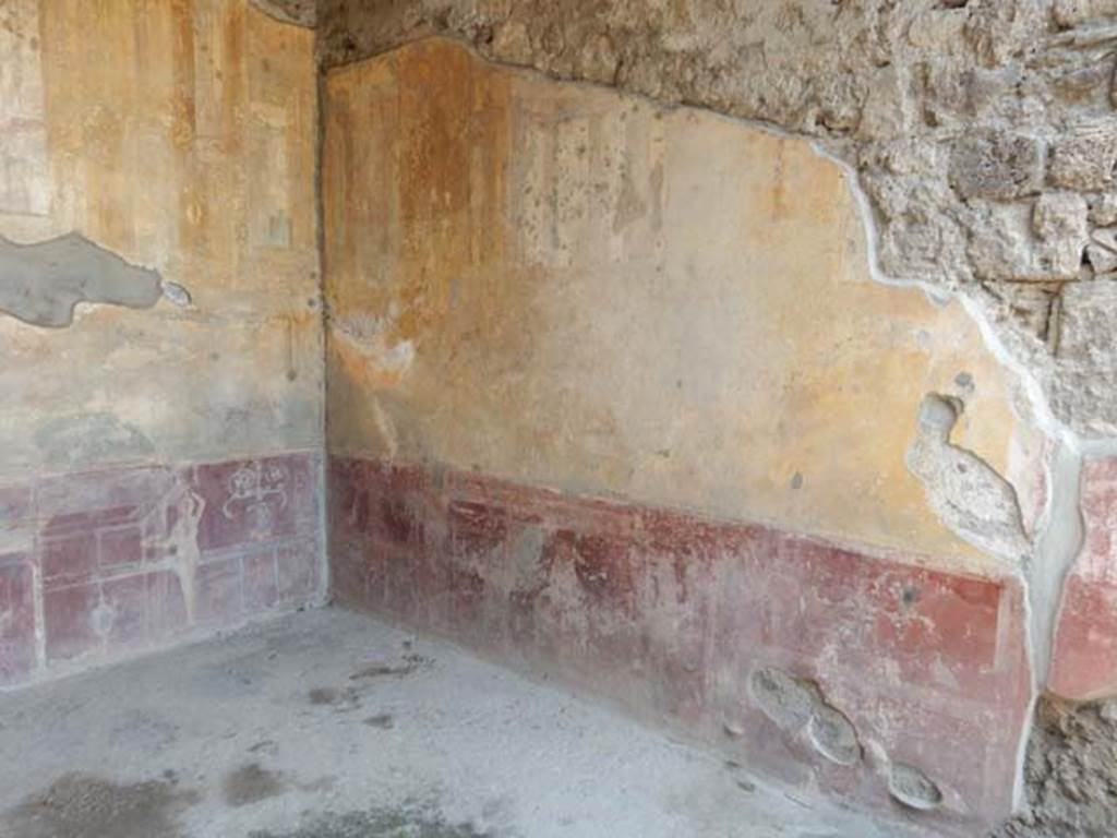 VII.4.48 Pompeii. May 2015. Room 13, north-west corner and north wall.
Photo courtesy of Buzz Ferebee.