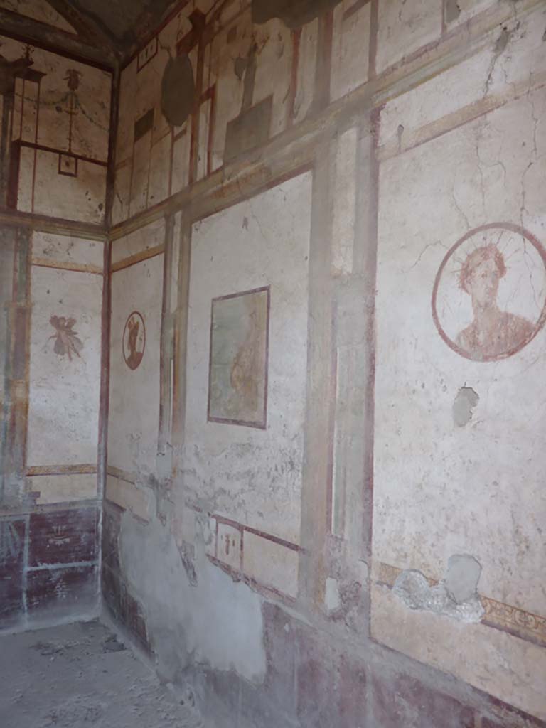 VII.4.48 Pompeii. October 2014. Room 14, looking west along north wall of cubiculum.
Foto Annette Haug, ERC Grant 681269 DÉCOR.
