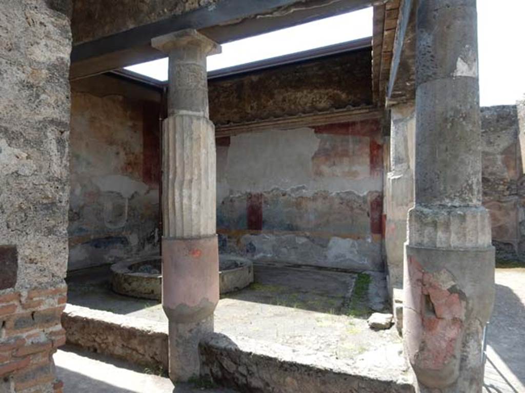 VII.4.48 Pompeii. May 2015. Room 17, looking west from doorway,  across peristyle.
Photo courtesy of Buzz Ferebee.