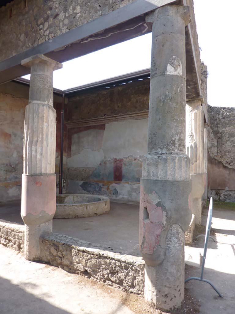 VII.4.48 Pompeii. October 2014. Room 17, looking west from doorway, across peristyle.
Foto Annette Haug, ERC Grant 681269 DÉCOR.