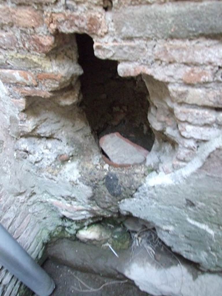 VII.4.48 Pompeii. December 2007.  Room 21.  Latrine.  Possible terracotta pipe from upstairs latrine in wall.