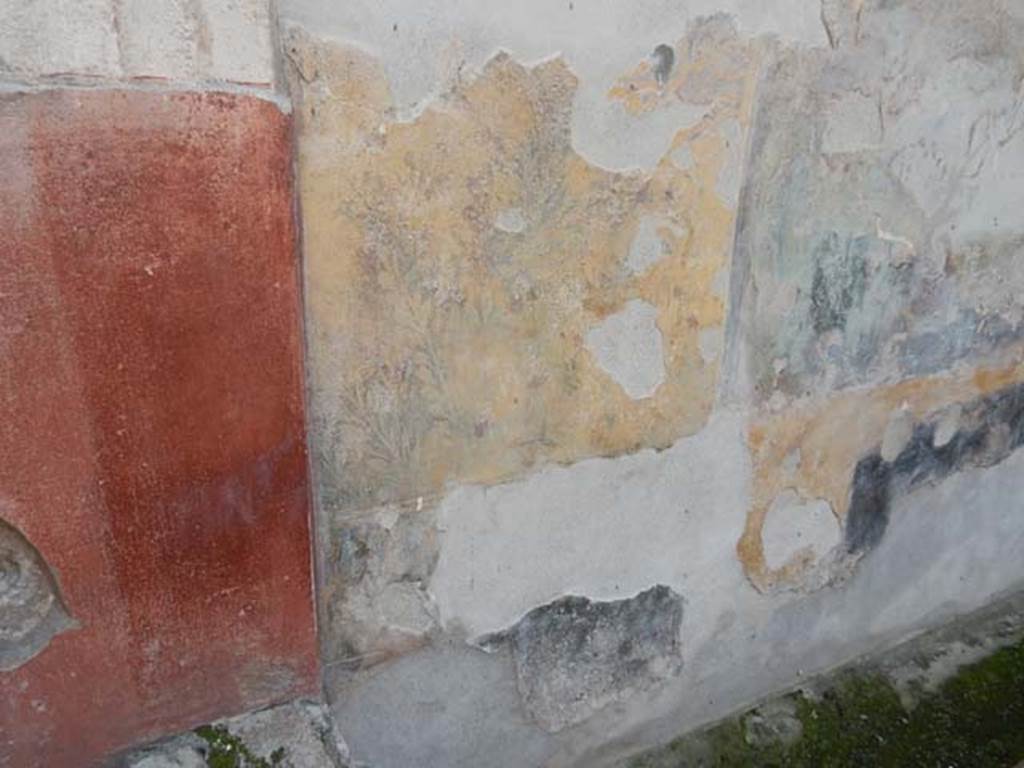 VII.4.48 Pompeii. May 2015. Peristyle, detail of painted decoration from south wall in south-east corner.  Photo courtesy of Buzz Ferebee.