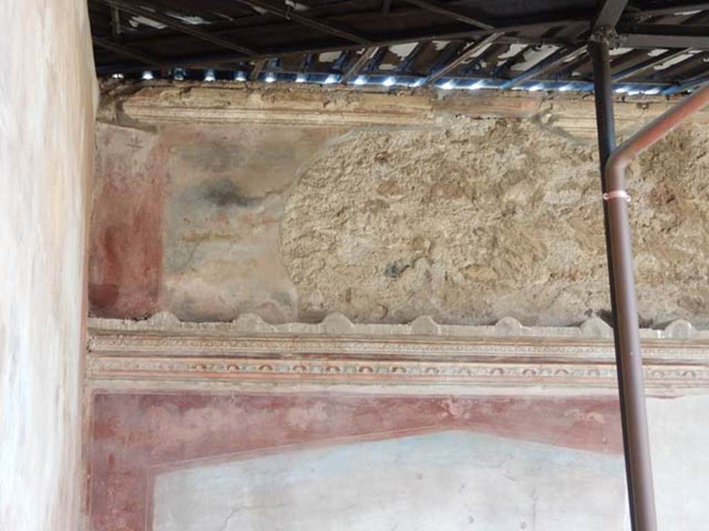 VII.4.48 Pompeii. May 2015. Peristyle, detail of stucco on upper west wall at south end. Photo courtesy of Buzz Ferebee.
In the extreme upper south end are the remains of a painting showing a Nilotic scene of a crocodile and pigmies in a boat.