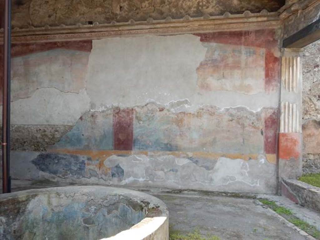 VII.4.48 Pompeii. May 2015. Peristyle, looking towards north end of west wall
Photo courtesy of Buzz Ferebee.