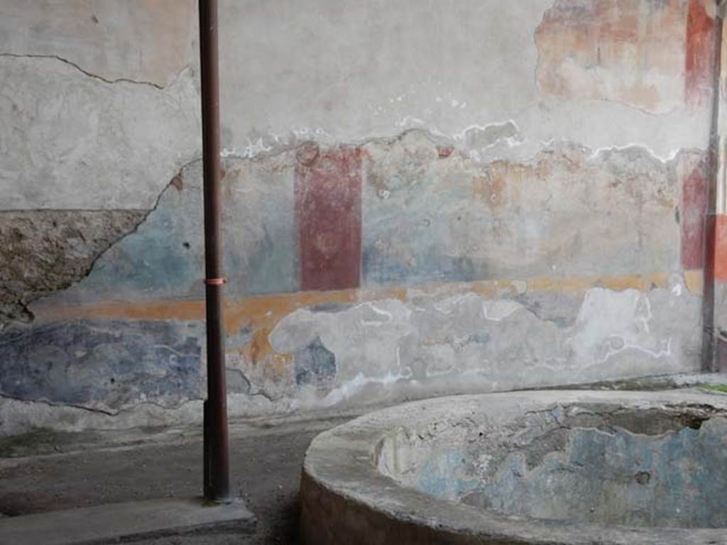 VII.4.48 Pompeii. May 2015. Peristyle, looking towards north end of west wall.
Photo courtesy of Buzz Ferebee.