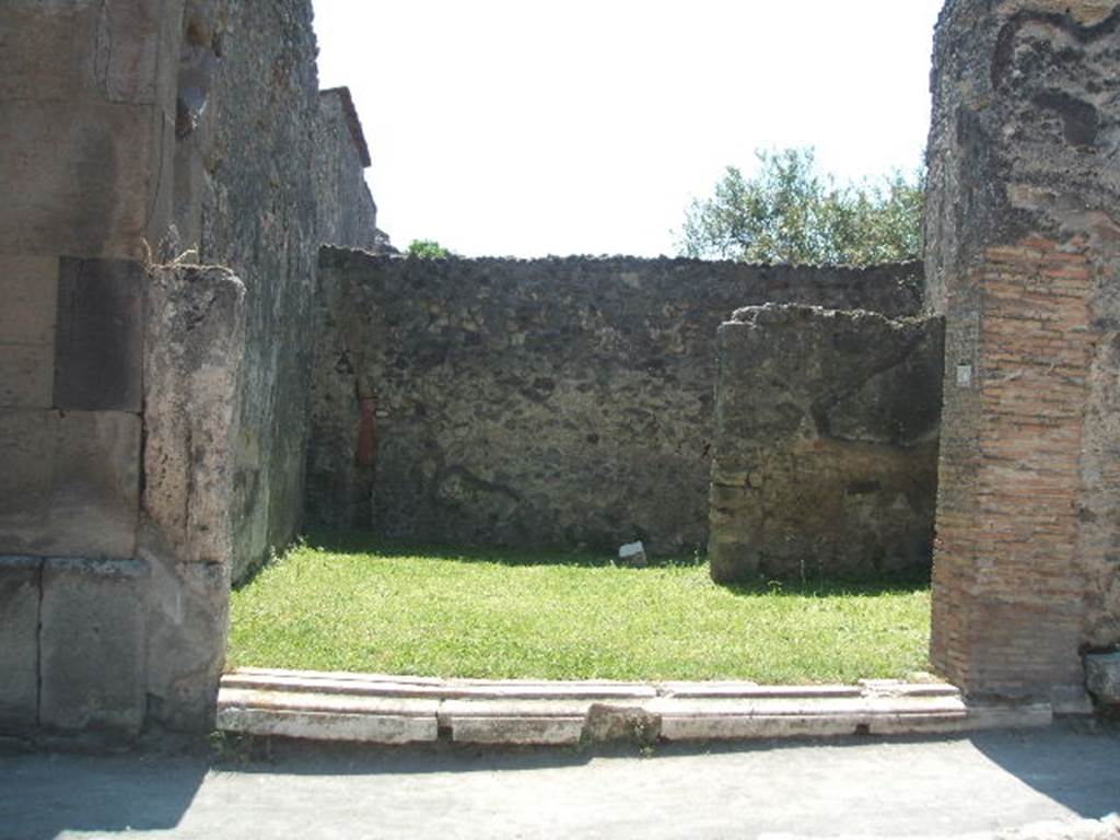 VII.4.50 Pompeii. May 2005. Looking south from entrance, across shop.
According to Fiorelli, this shop had a staircase, a latrine and a rear room.
See Pappalardo, U., 2001. La Descrizione di Pompei per Giuseppe Fiorelli (1875). Napoli: Massa Editore. (p.92).  According to Eschebach, the stairs to the upper floor were on the right, the rear room was in the south-west corner, on the right at the rear. The downpipe from the latrine on the upper floor was in the south-east corner, on the left at the rear. See Eschebach, L., 1993. Gebäudeverzeichnis und Stadtplan der antiken Stadt Pompeji. Köln: Böhlau. (p.279)