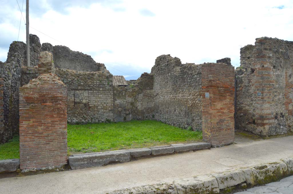 VII.4.55 Pompeii. March 2018. Looking south to entrance doorway on Via della Fortuna. 
Foto Taylor Lauritsen, ERC Grant 681269 DÉCOR.