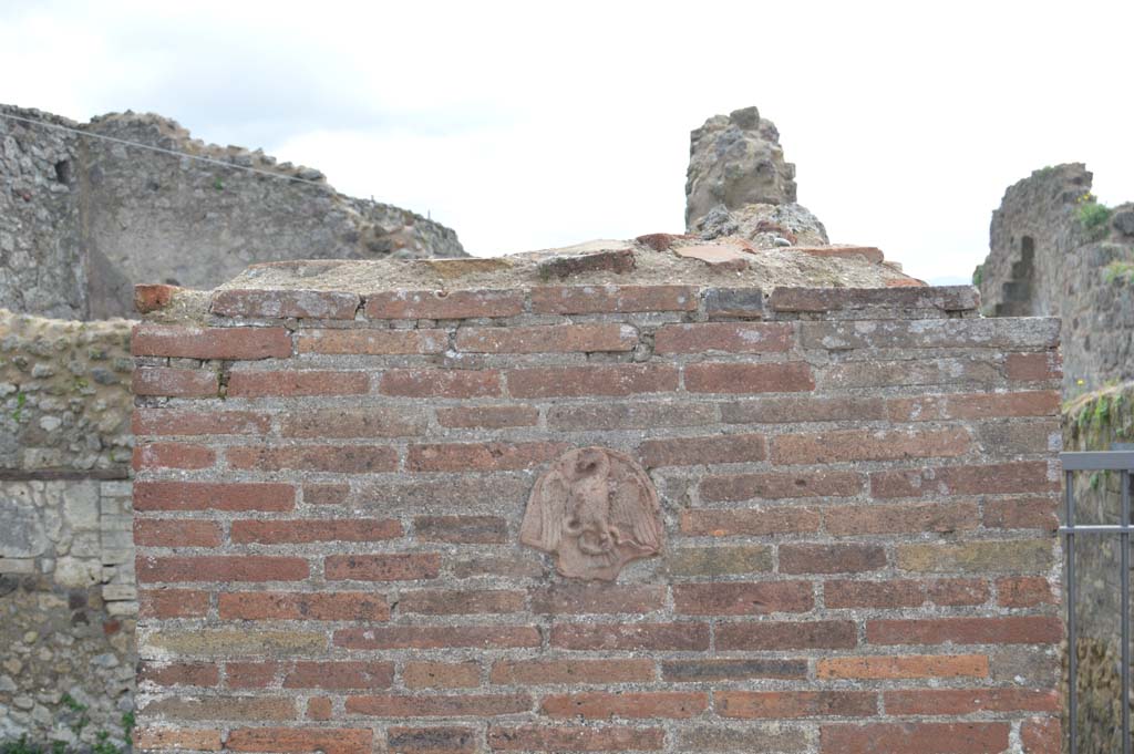 VII.4.55/56 Pompeii. March 2018. Detail of plaque on pilaster between entrance doorways.
Foto Taylor Lauritsen, ERC Grant 681269 DÉCOR.