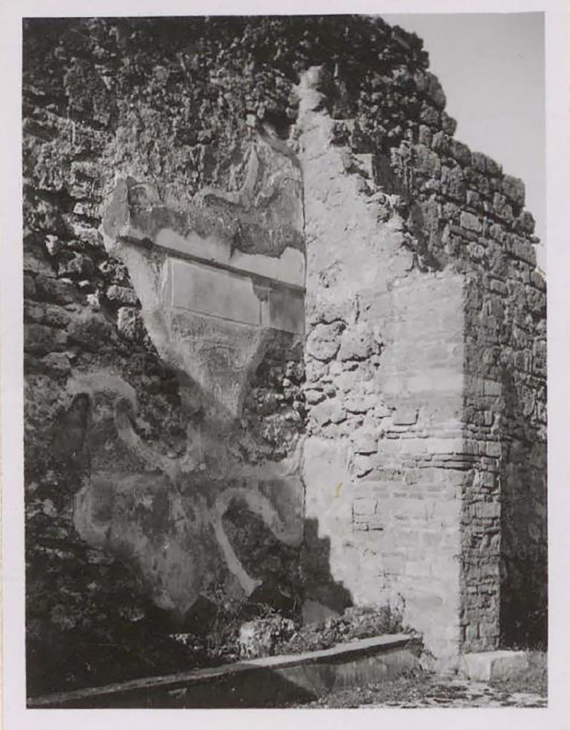 VII.4.56 Pompeii. Pre 1942. Room 9, north end of west wall of tablinum.  
According to Warscher, the west wall of the tablinum showed traces of First style painting (see Warscher’s Codex VII.4). 
(“La parete occidentale del tablinum porta tracce di pitture del primo stile (vedi il mio codice VII.4”).
See Warscher, T. 1942. Catalogo illustrato degli affreschi del Museo Nazionale di Napoli. Sala LXXIX. Vol.1. Rome, Swedish Institute