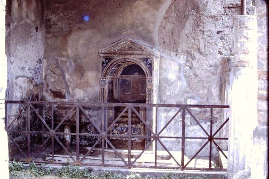 VII.4.56 Pompeii, 1978. Looking south towards aedicula fountain. Photo by Stanley A. Jashemski.   
Source: The Wilhelmina and Stanley A. Jashemski archive in the University of Maryland Library, Special Collections (See collection page) and made available under the Creative Commons Attribution-Non Commercial License v.4. See Licence and use details. J78f0021