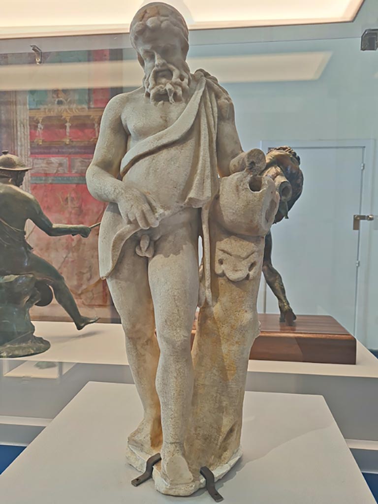 VII.4.56 Pompeii. October 2023. 
Marble statue of Silenus, found June 1833 in the niche of the fountain in the garden area, inv. 6341.
Photo courtesy of Giuseppe Ciaramella. 
On display in “L’altra MANN” exhibition, October 2023, at Naples Archaeological Museum.