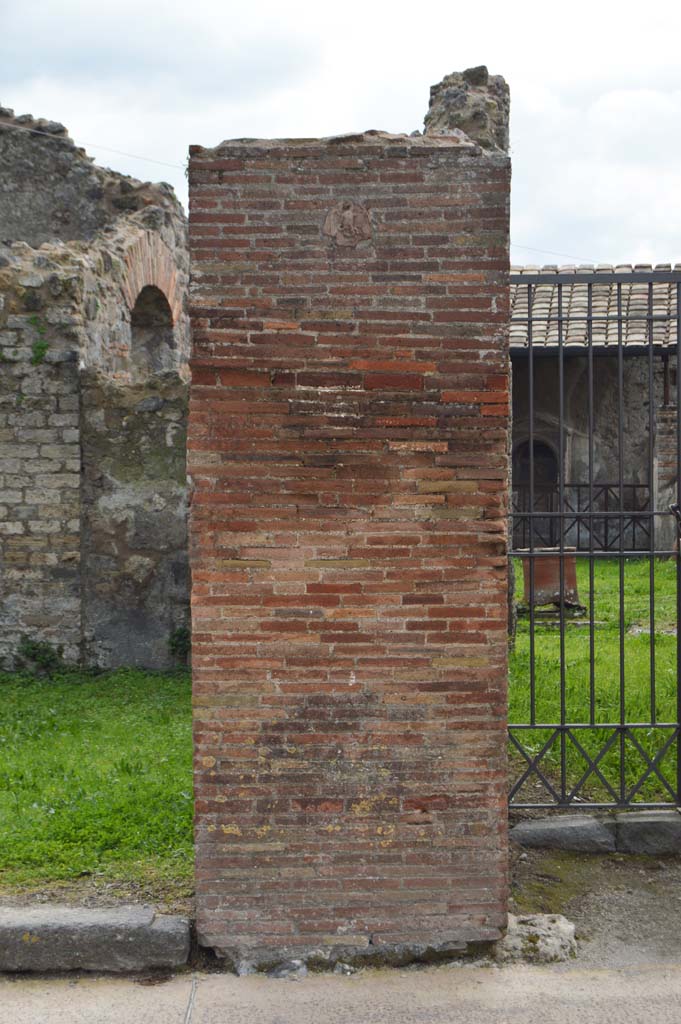 VII.4.55/56 Pompeii. March 2018. 
Looking south to pilaster with plaque between entrance doorways.
The entrance into VII.4.56 is on the right.  
Foto Taylor Lauritsen, ERC Grant 681269 DÉCOR.