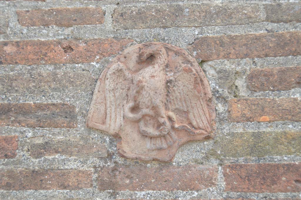 VII.4.55/56 Pompeii. March 2018. Terracotta plaque with eagle, on pilaster on east side of entrance.
Foto Taylor Lauritsen, ERC Grant 681269 DÉCOR.