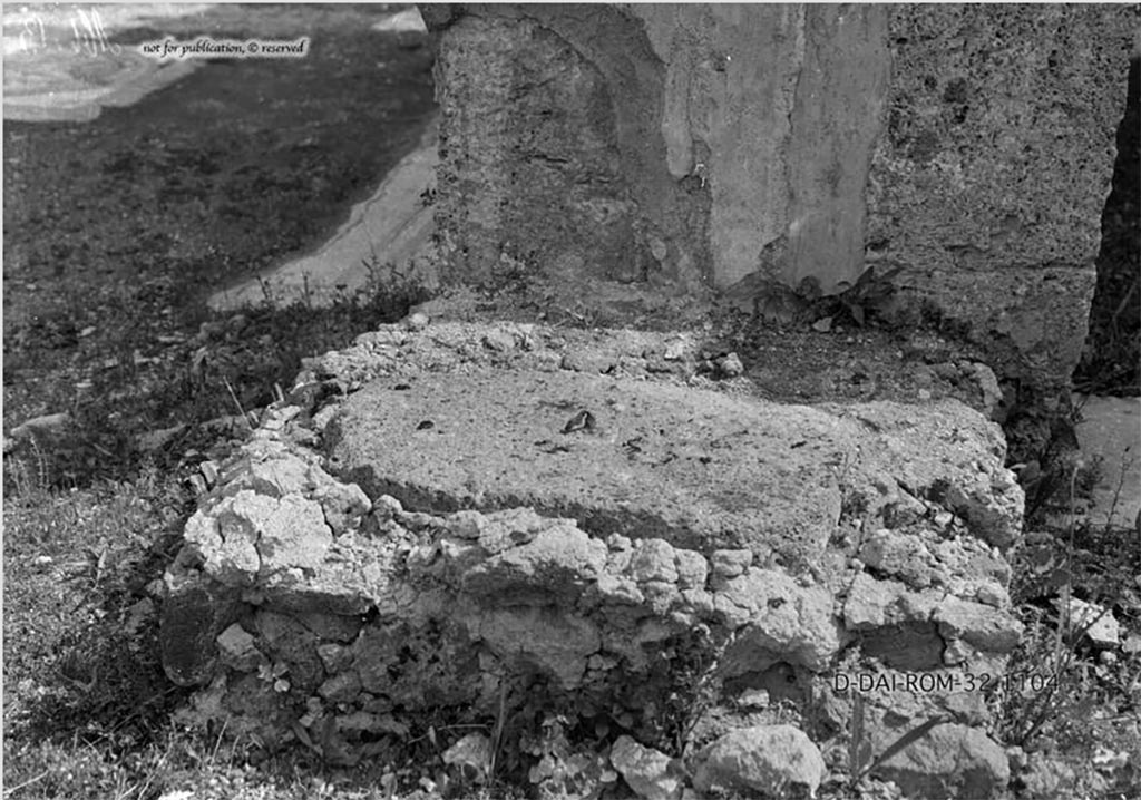 VII.4.57 Pompeii. Cassaforte/Money Chest base found near west wall of tablinum in atrium. 
According to Pernice –
Chest base. Found in the atrium on the pillar to the right of the tablinum. 
The base consists of an irregularly shaped lava block with an iron spike and a rectangular wall made of small lava and tuff stones and crumb rocks.
See Pernice, E., 1932. Hellenistische Tische, Zisternenmündungen, Beckenuntersätze, Altäre u. Truhen. Berlin, p. 74, Taf. 45.1.
DAIR 32.1104. Photo © Deutsches Archäologisches Institut, Abteilung Rom, Arkiv. 
Thanks to Espen B. Andersson for assisting us in our interest in money-chests.