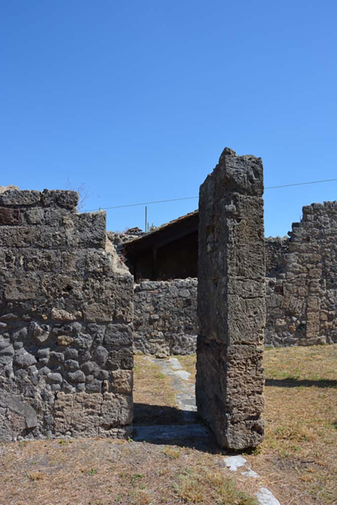 VII.4.57 Pompeii. September 2019. 
Room 7, looking towards small doorway in east wall of tablinum into room 15, exedra.
Foto Annette Haug, ERC Grant 681269 DÉCOR.