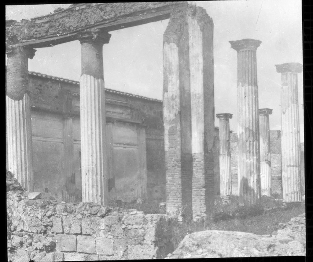 VII.4.57 Pompeii. Photo by B. M. Blackwood. Looking north-west across peristyle, with column in south-east strengthened with a pillar.
Used with the permission of the Institute of Archaeology, University of Oxford. File name blackwood 009. Resource ID. 24591.
See photo on University of Oxford HEIR database