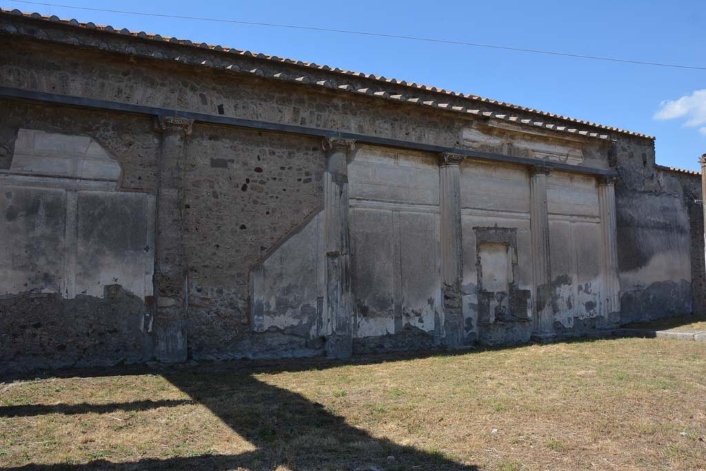VII.4.57 Pompeii. September 2019. West wall of peristyle, looking north towards north-west corner, on right.
Foto Annette Haug, ERC Grant 681269 DÉCOR.