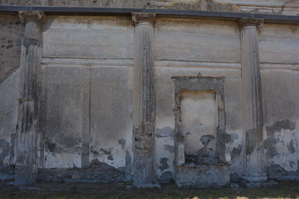 VII.4.57 Pompeii. September 2019. West wall of peristyle with remains of aedicula Lararium
Foto Annette Haug, ERC Grant 681269 DÉCOR.