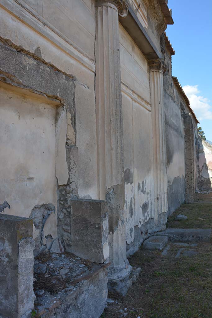 VII.4.57 Pompeii. September 2019. Looking north along west wall of peristyle from aedicula lararium.
Foto Annette Haug, ERC Grant 681269 DÉCOR.