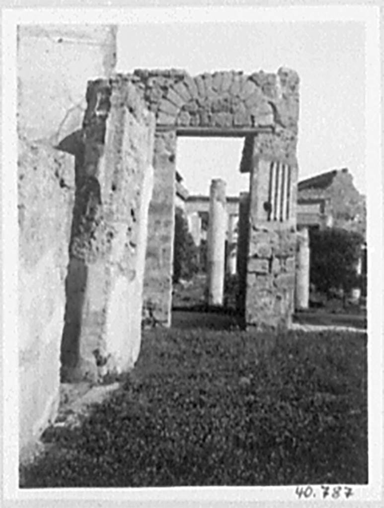 VII.4.59 Pompeii. c.1940. Looking south past cubiculum i to doorway to room m.
DAIR 40.787. Photo © Deutsches Archäologisches Institut, Abteilung Rom, Arkiv. 
See http://arachne.uni-koeln.de/item/marbilderbestand/936324