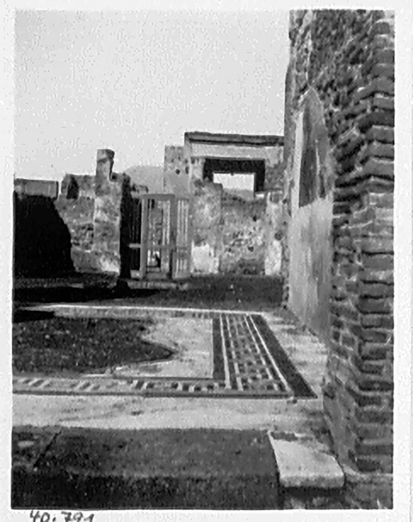 VII.4.59 Pompeii. c.1940. East wall and mosaic floor of tablinum l, looking north.
DAIR 40.791. Photo © Deutsches Archäologisches Institut, Abteilung Rom, Arkiv. 
See http://arachne.uni-koeln.de/item/marbilderbestand/936326