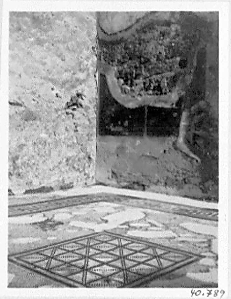 VII.4.59 Pompeii. c.1940. Mosaic floor of oecus m.
DAIR 40.789. Photo © Deutsches Archäologisches Institut, Abteilung Rom, Arkiv. 
See http://arachne.uni-koeln.de/item/marbilderbestand/936325