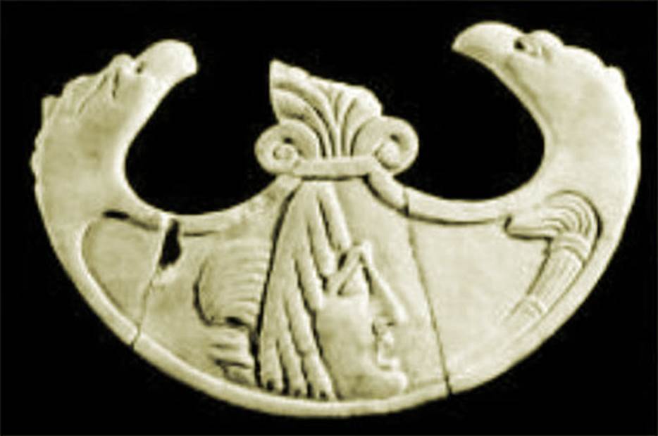 VII.4.59 Pompeii. Peristyle o, double sided crescent shaped oscillum (side A) with a tragic mask.
Now in Naples Archaeological Museum.  Inventory number 6662.