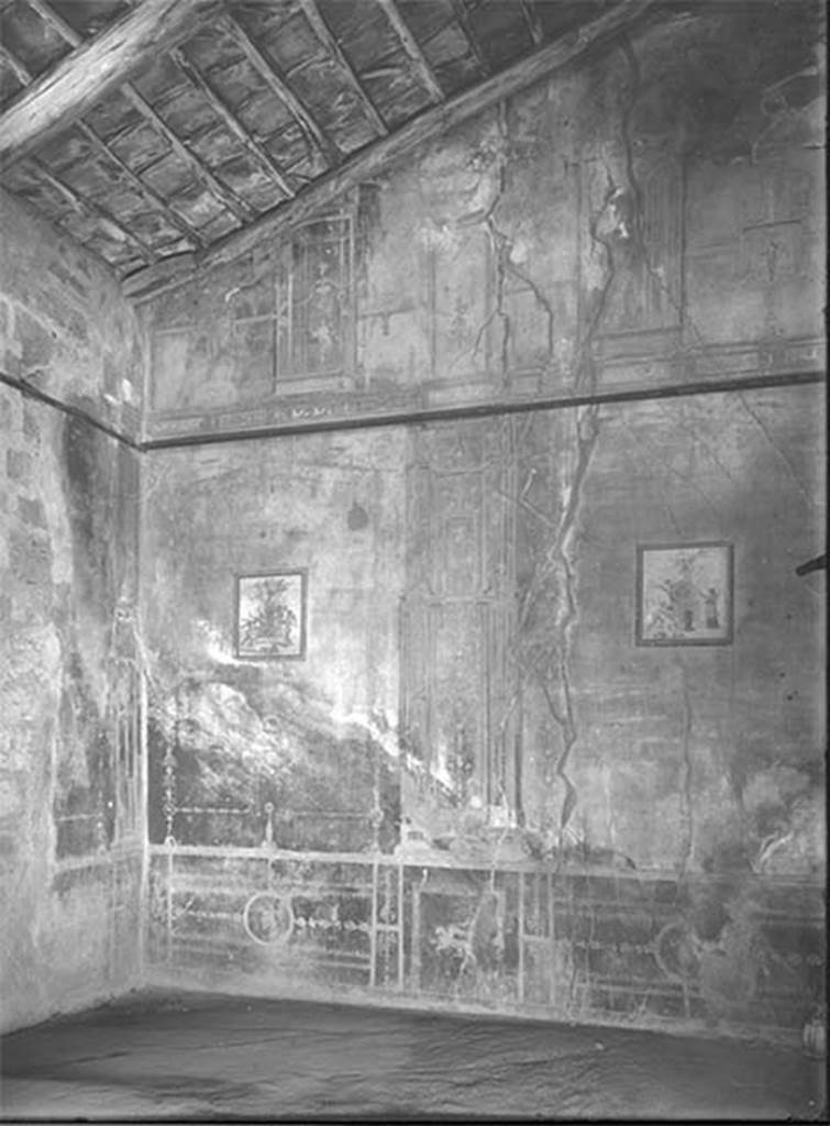 VII.4.59 Pompeii. 1956, House of the Black Wall, exedra or triclinium y, south wall. 
On the wall are two cupid paintings.
On the left are the cupids and psyche sacrificing to Hera.
On the right are the cupids sacrificing to Ares.
DAIR 56.1254. Photo © Deutsches Archäologisches Institut, Abteilung Rom, Arkiv.