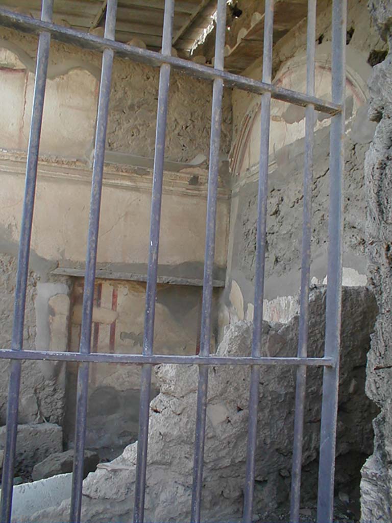 VII.4.62 from VII.4.63 Pompeii. May 2005.
South-west corner of cubiculum in background, site of staircase to upper floor in foreground.