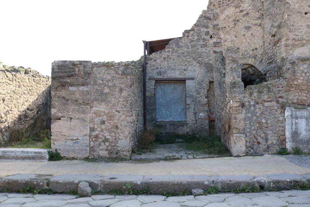 VII.4.63, Pompeii, in centre. December 2018. 
Looking south on Via della Fortuna towards entrance doorway. Photo courtesy of Aude Durand.