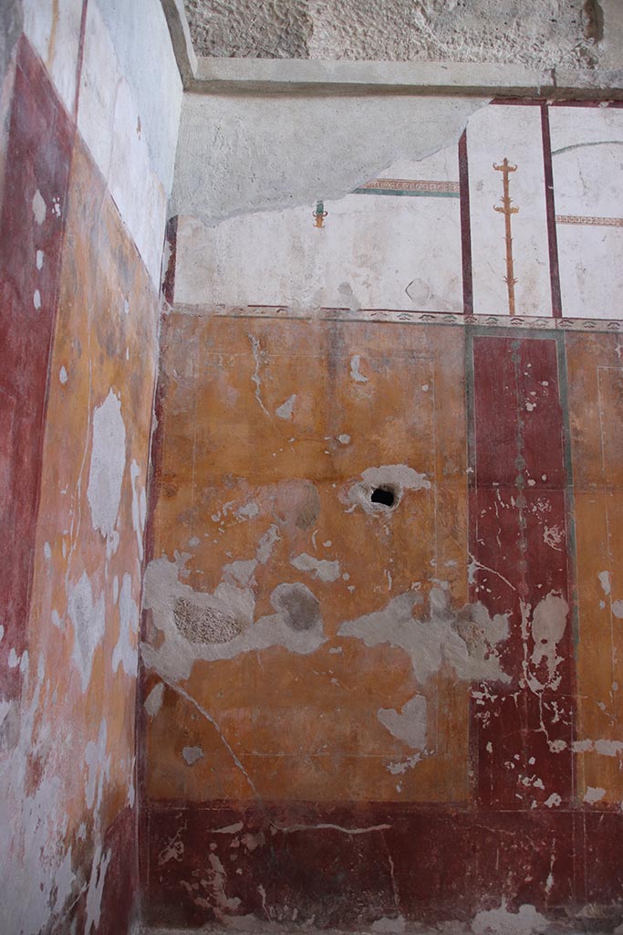 VII.5.8 Pompeii. October 2024. 
Tepidarium (49), detail of south wall at east end. Photo courtesy of Klaus Heese.